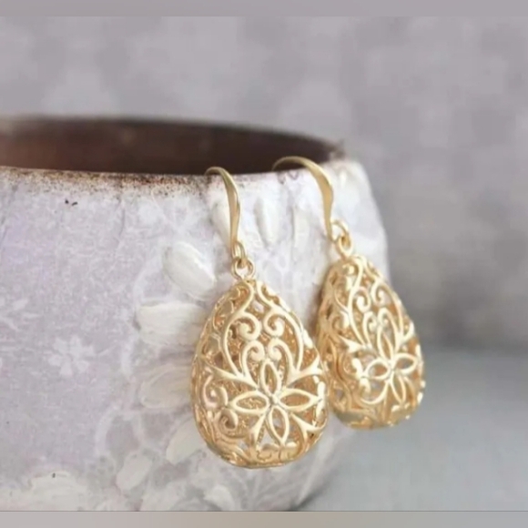 5/20 Elegant Gold Filigree Teardrop Earrings - Picture 2 of 4